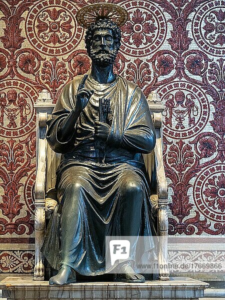 Bronzestatue  Heiliger Petrus  Petersdom  Vatikan  Rom  Latium  Italien  Europa