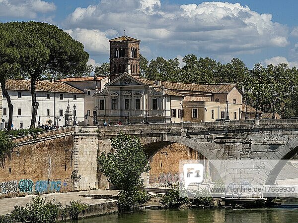 Brücke über den Tiber  hinten Tiberinsel  Rom  Latium  Italien  Europa