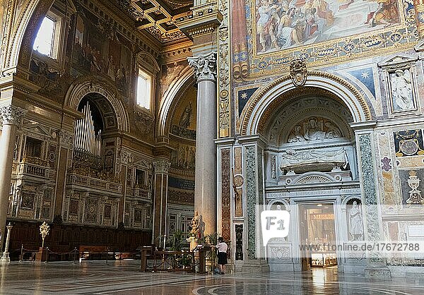 Innenansicht  Lateranbasilika  Basilica San Giovanni in Laterano  Kathedrale des Bistums Rom  Stadtteil Monti  Rom Italien
