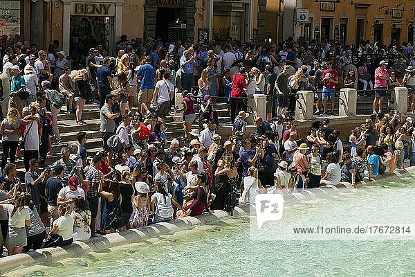 Menschenmenge am Trevi-Brunnen  Fontana di Trevi  Rom  Italien  Europa