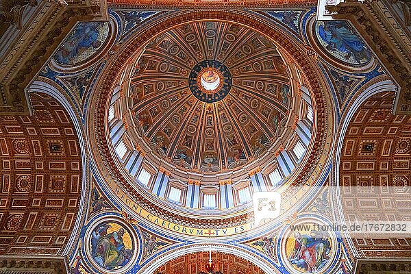Innenansicht  Kuppel des Petersdom  San Pietro in Vaticano  Basilika Sankt Peter im Vatikan  Rom  Italien  Europa