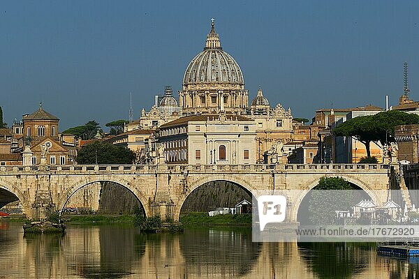 Blick auf die Brücke Ponte Vittorio Emanuele und den Tiber Richtung Petersdom  Rom  Italien  Europa