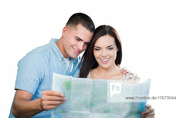 Junges Militärpaar mit Blick auf eine Landkarte  vor weißem Hintergrund