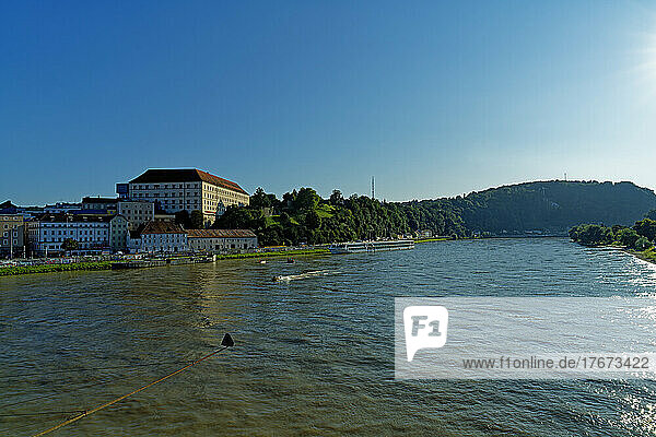 Fluß  Donau  Stadtansicht  Wassersportler  Kreuzfahrtenschiff