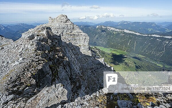 Blick über Felsgrat auf Gipfel des Östlichen Rothorn und Großen Rothorn  Bergpanorama  Nuaracher Höhenweg  Loferer Steinberge  Tirol  Österreich  Europa