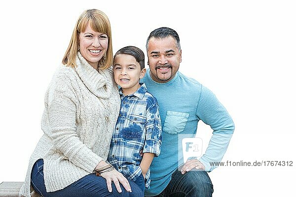 Glückliche gemischtrassige hispanische und kaukasische Familie vor einem weißen Hintergrund