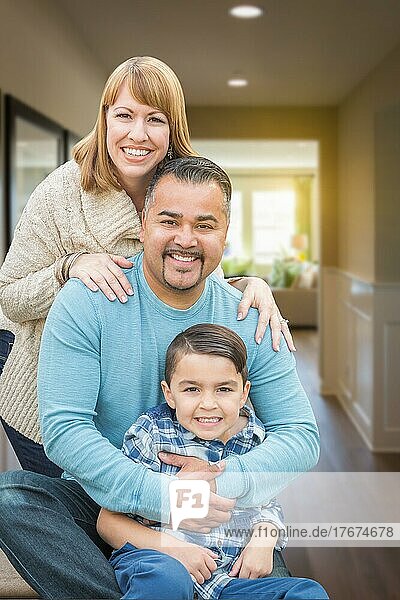 Porträt einer glücklichen gemischtrassigen Familie in ihrem neuen Haus