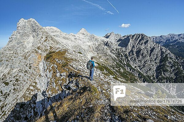 Wanderer am Gipfel Seehorn  Wanderweg an einem Grat  Ausblick auf Berglandschaft  hinten Bergkamm mit Gipfel Schaflegg und Mitterhorn  Nuaracher Höhenweg  Loferer Steinberge  Tirol  Österreich  Europa