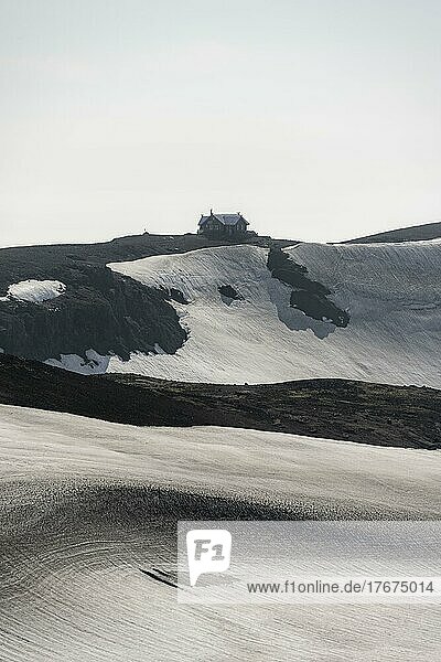 Berghütte Fimmvörðuskáli  Karge hügelige Vulkanlandschaft aus Schnee und Lavasand  Wanderweg Fimmvörðuháls  Þórsmörk Nature Reserve  Suðurland  Island  Europa