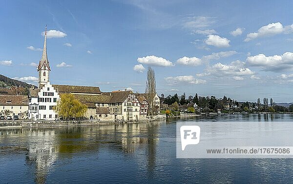 Malerischer Blick auf die Fachwerkhäuser und die Stadtkirche am Ufer des Rhein  Stein am Rhein  Schaffhausen  Schweiz  Europa