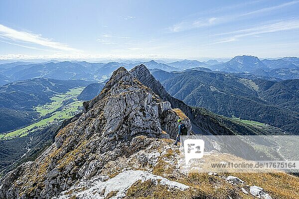 Wanderer mit Kletterhelm  auf Wanderweg an einem Grat  Ausblick auf Berglandschaft  hinten Gipfel des Seehorn  Nuaracher Höhenweg  Loferer Steinberge  Tirol  Österreich  Europa