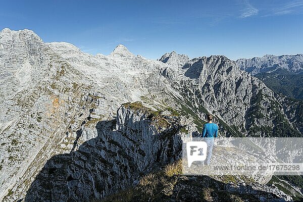 Wanderer am Gipfel Seehorn  Wanderweg an einem Grat  Ausblick auf Berglandschaft  hinten Bergkamm mit Gipfel Schaflegg und Mitterhorn  Nuaracher Höhenweg  Loferer Steinberge  Tirol  Österreich  Europa