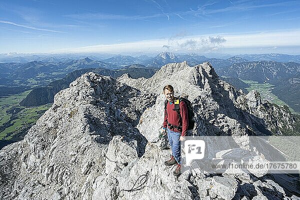 Wanderer in felsigem Gelände  Aufstieg zum Mitterhorn  Bergpanorama  hinten Felskamm mit Gipfeln Östliches Rothorn und Großes Rothorn  Nuaracher Höhenweg  Loferer Steinberge  Tirol  Österreich  Europa