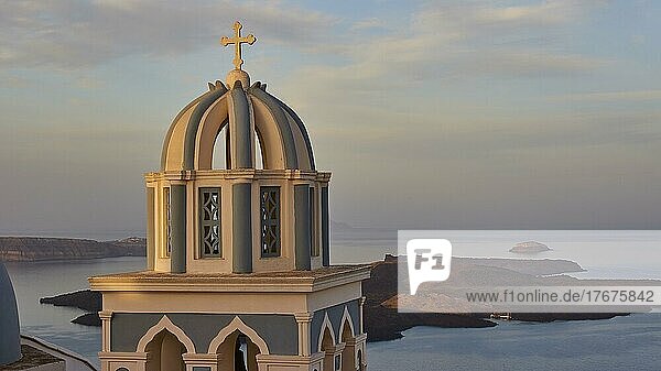Morgenlicht  Blau-weißer Glockenturm  Blauer Himmel  Wolken  Vulkaninsel  Caldera  Firostefani  Insel Santorini  Kykladen  Griechenland  Europa