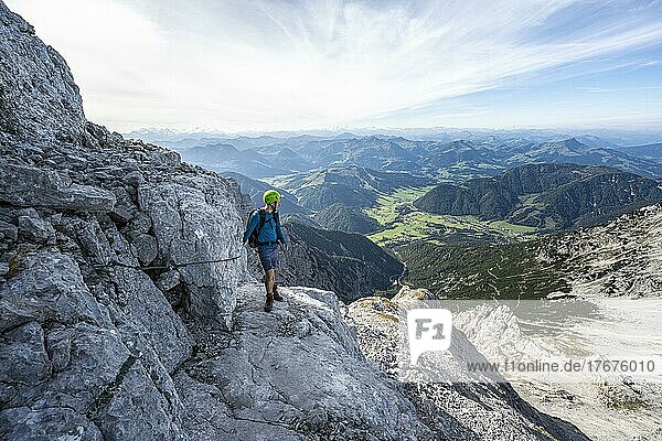 Wanderer in einem gesicherten Steig  Aufstieg zum Mitterhorn  steile felsige Berglandschaft  Nuaracher Höhenweg  Loferer Steinberge  Tirol  Österreich  Europa