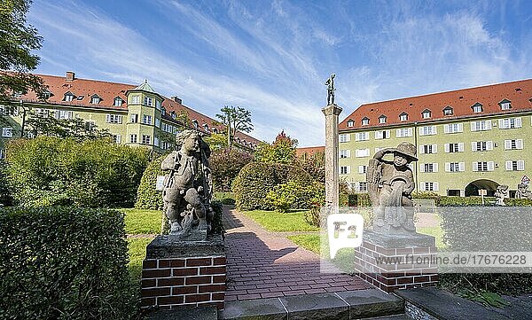Innenhof mit Park und grünen Wohnhäusern  Borstei  denkmalgeschützte Wohnsiedlung  Stadtteil Moosach  München  Bayern  Deutschland  Europa