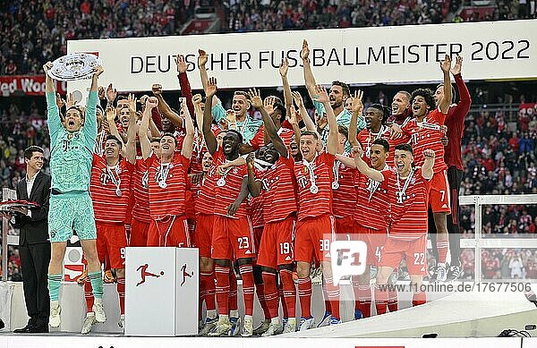 Meisterfeier  Übergabe der Schale an Torwart Manuel Neuer FC Bayern München  FCB  Mannschaftsfoto FC Bayern FCB  Allianz Arena  München  Bayern  Deutschland  Europa