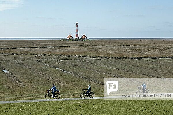 Westerhever lighthouse  cyclist  Eiderstedt peninsula  Schleswig-Holstein  Germany  Europe