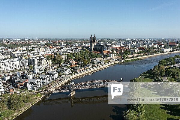 Magdeburg aus der Vogelperspektive  Elbe  Hubbrücke  Dom  Magdeburg  Sachsen-Anhalt  Deutschland  Europa