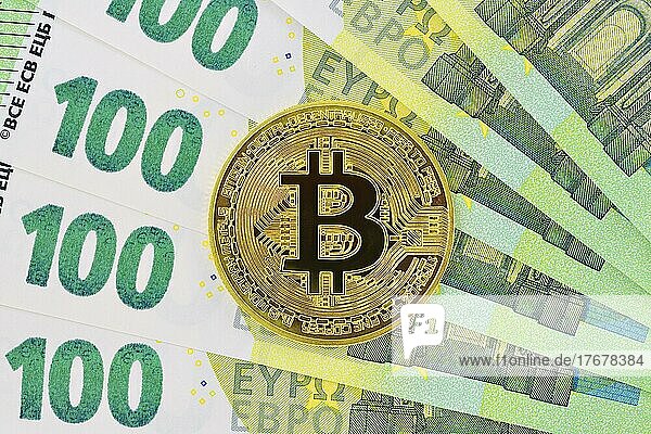 Bitcoin und 100-Euro-Scheine  Nahaufnahme
