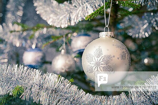 Weihnachtsfeier Urlaub Hintergrund  Weihnachtsbaum Dekoration Kugel auf geschmückten Weihnachtsbaum mit defokussierten verschwommenen Lichter Bokeh und copyspalce