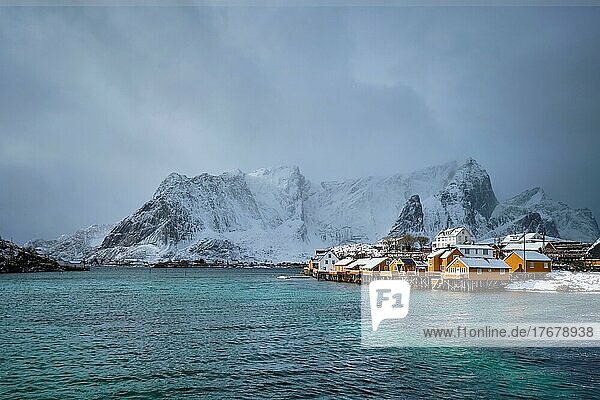 Gelbe Rorbu-Häuser im Fischerdorf Sakrisoy mit Schnee im Winter. Lofoten Inseln  Norwegen  Europa