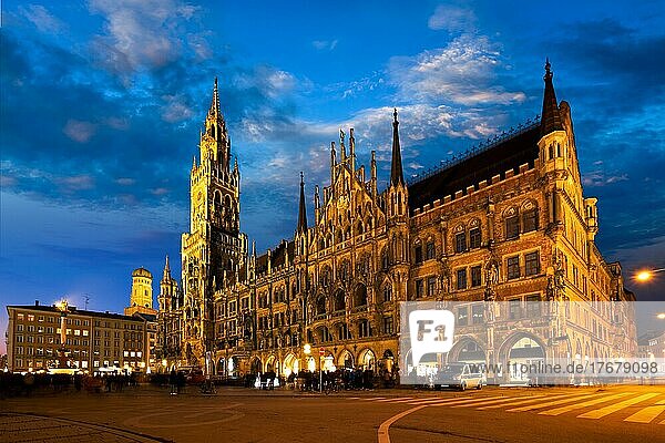 Der beleuchtete Marienplatz mit dem Neuen Rathaus  einer berühmten Touristenattraktion  bei Nacht. München  Deutschland  Europa