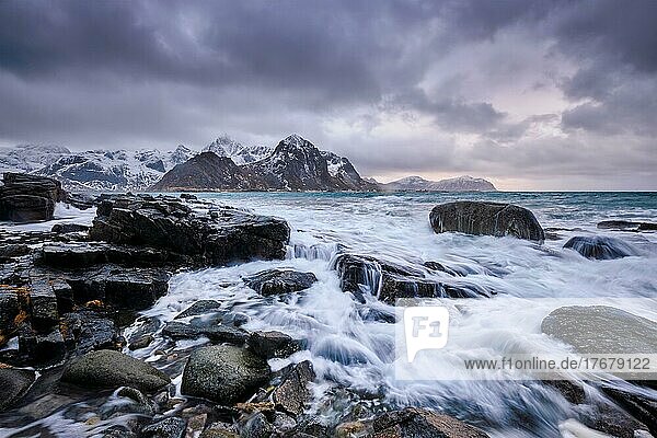 Felsige Fjordküste der norwegischen See im Winter. Vareid  Lofoten Inseln  Norwegen  Europa