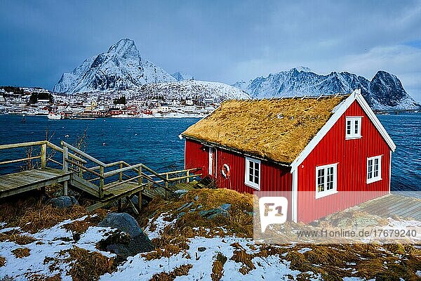Traditionelles rotes Rorbu-Haus im Dorf Reine auf den Lofoten  Norwegen  im Winter  Europa