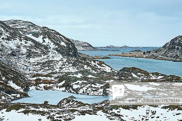 Blick auf einen norwegischen Fjord im Winter  Lofoten  Norwegen  Europa