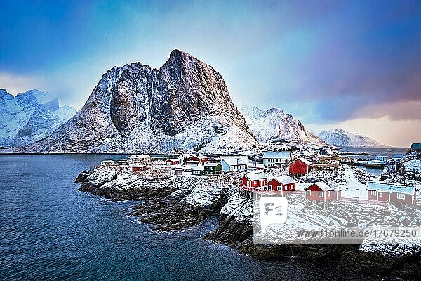Berühmte Touristenattraktion Hamnoy Fischerdorf auf den Lofoten  Norwegen mit roten Rorbu-Häusern im Winter