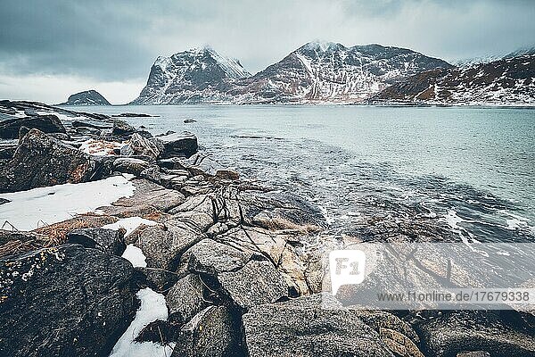 Felsküste des Fjords der norwegischen See im Winter mit Schnee. Haukland Strand  Lofoten Inseln  Norwegen  Europa