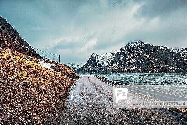 Straße in norwegischem Fjord. Lofoten Inseln  Norwegen  Europa