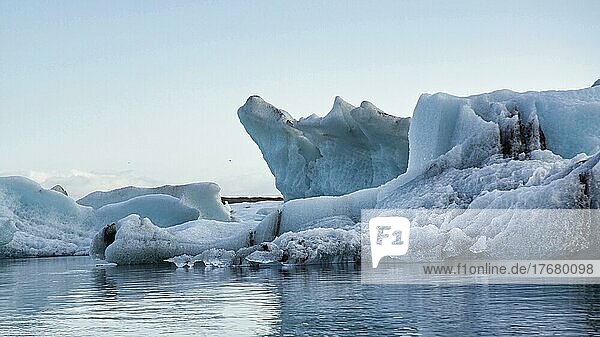 Eisberge in der Bucht von Yökulsarlon  Island  Europa