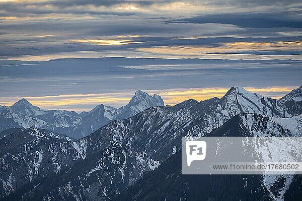 Ammergauer Alpen  Berge mit Schnee  Berglandschaft  Wettersteingebirge  Abendstimmung  Bayern  Deutschland  Europa