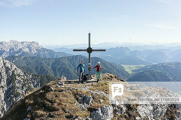 Wanderer am Gipfel Seehorn  Wanderweg an einem Grat  Ausblick auf Berglandschaft  Nuaracher Höhenweg  Loferer Steinberge  Tirol  Österreich  Europa