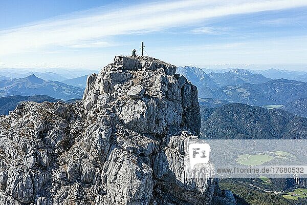 Gipfel Rothörndl  Wanderweg an einem Grat  Ausblick auf Berglandschaft  hinten Bergkamm  Nuaracher Höhenweg  Loferer Steinberge  Tirol  Österreich  Europa