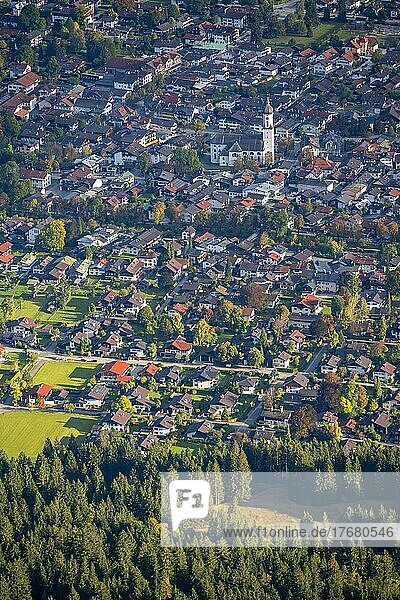 Ortsansicht mit Kirche  Häusermeer  Blick über Garmisch-Partenkirchen  Bayern  Deutschland  Europa