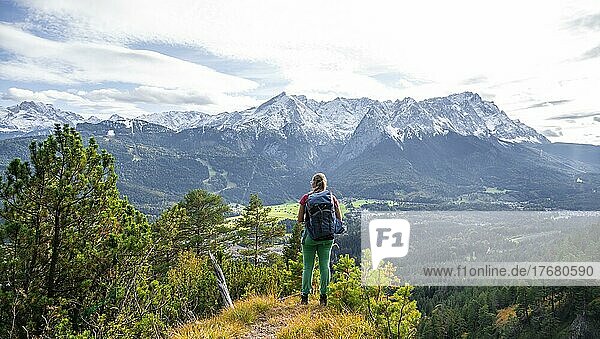 Junge Wanderin auf dem Wanderweg zum Kramer  hinten Wettersteingebirge  Garmisch  Bayern  Deutschland  Europa
