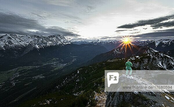 Sonnenuntergang  Junge Wanderin an der Kramerspitz  hinten Wettersteingebirge und Zugspitze  Bayern  Deutschland  Europa