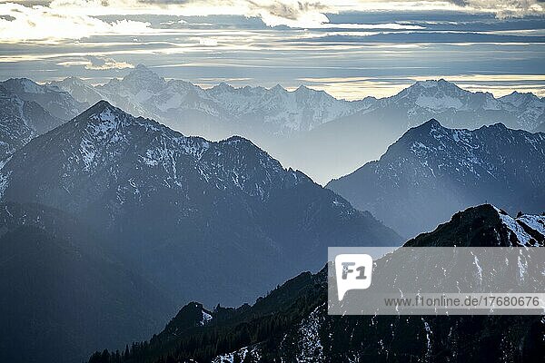 Ammergauer und Lechtaler Alpen  Berge mit Schnee  Berglandschaft  Wettersteingebirge  Abendstimmung  Bayern  Deutschland  Europa