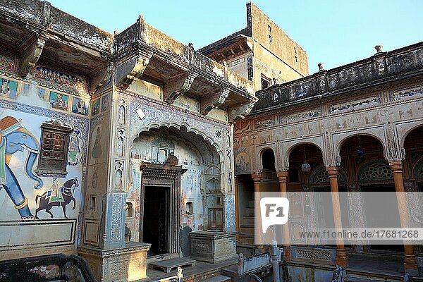 Rajasthan  ein Teil des Snehi Ram Ladia Haveli in der Altstadt von Mandawa  Sneh Ram Ad A Haveli  Gutsherrenhaus mit bemalter Fassade  Nordindien  Indien  Asien