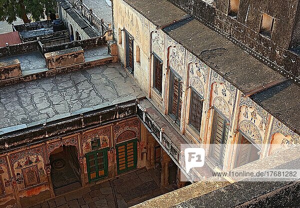 Rajasthan  ein Teil des Snehi Ram Ladia Haveli in der Altstadt von Mandawa  Sneh Ram Ad A Haveli mit bemalter Fassade  Nordindien  Indien  Asien