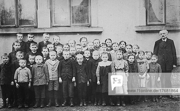 Klassenfoto einer Schulklasse mit Jungen und Mädchen  1905  Deutschland  Historisch  digital restaurierte Reproduktion einer Vorlage aus dem 19. Jahrhundert  Originaldatum unbekannt  Europa