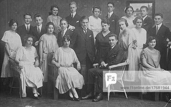 Gruppenfoto einer Großfamilie in eleganter Kleidung  Familienfoto  ca 1910  Deutschland  digital restaurierte Reproduktion einer Originalvorlage aus dem 19. Jahrhundert  genaues Originaldatum nicht bekannt  Europa