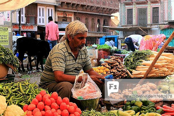 Straßenszene in der Altstadt von Bikaner  Gemüsehändler am Marktplatz  Rajasthan  Nordindien  Indien  Asien