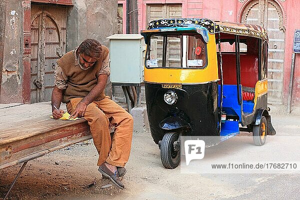 In the old city of Bikaner  tuc-tuc  tuctuc driver makes noitizen  auto-rickshaw driver  Rajasthan  North India  India  Asia