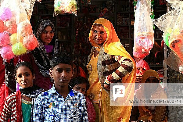 Rajasthan  Mandawa  Straßenszene im Zentrum der Kleinstadt  Frauen und Kinder vor einem Geschäft  Nordindien  Indien  Asien