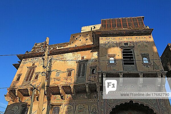 Nordindien  Rajasthan  Häuser in der Altstadt von Mandawa  Gutsherrenhäuser  Havelis mit bemalter Fassade  Indien  Asien
