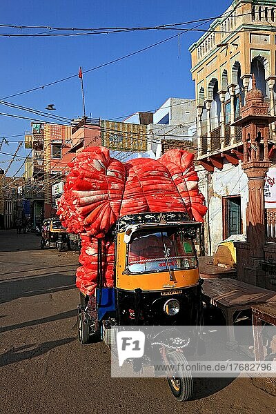 Straßenszene in der Altstadt von Bikaner  mit Stoffen beladenes Tuctuc  Rajasthan  Nordindien  Indien  Asien